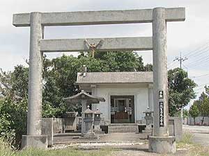 *Синтоизированное* святилище УТАКИ (фото автора) // AKANAGU UTAKI, Shimoji-cho, Miyako Island